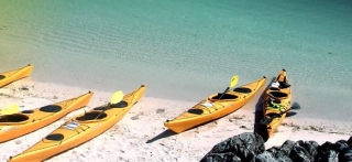  Impresionantes arenas blancas con botes en reposo 